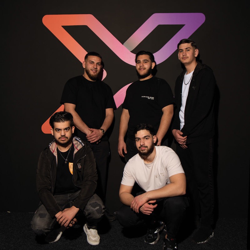 team dat juichend samen speelt op een interactieve lichtvloer