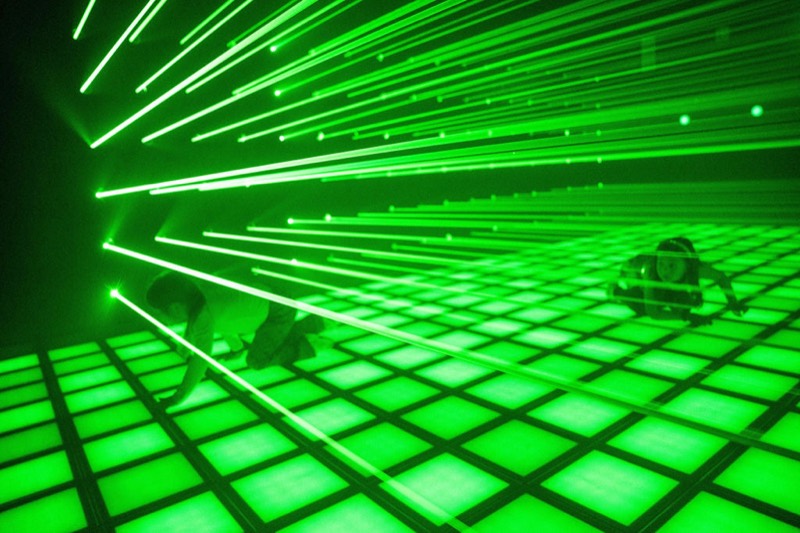 kinderen juichend en rennend op de interactieve lichtvloer