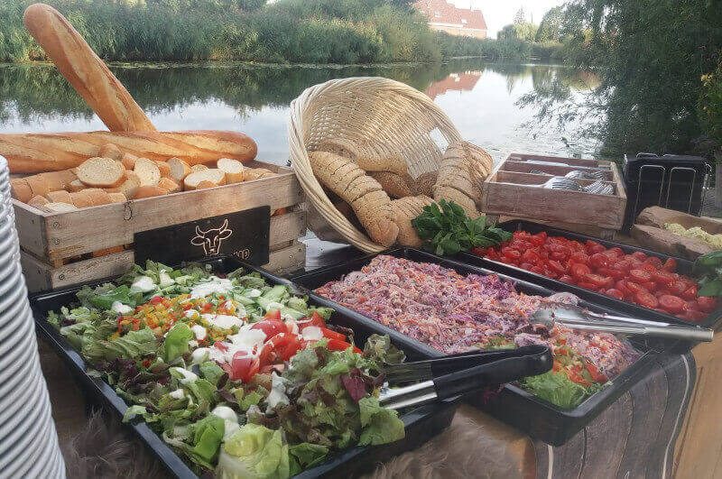 uitgebreid cateringbuffet van Runderkamp met broodjes, verse salades en warme gerechten