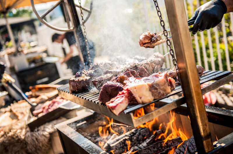 vlees op de caveman grill boven open vuur, bereid door Runderkamp