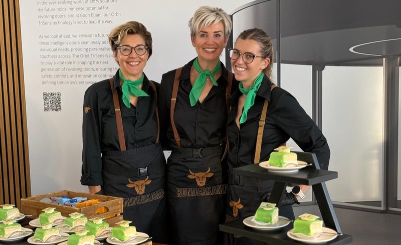 medewerkers van Runderkamp serveren gebak op etagères